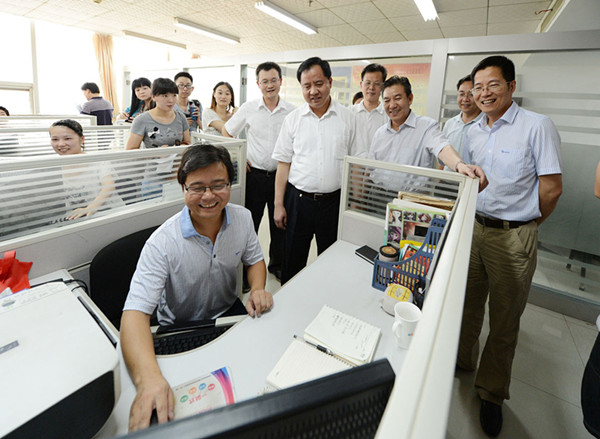 省委常委、常務(wù)副省長陳肇雄一行到訪高新區(qū)大學(xué)生創(chuàng)業(yè)園.jpg